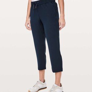 Lululemon On The Fly Crop *Woven 23" True Navy  - size 8